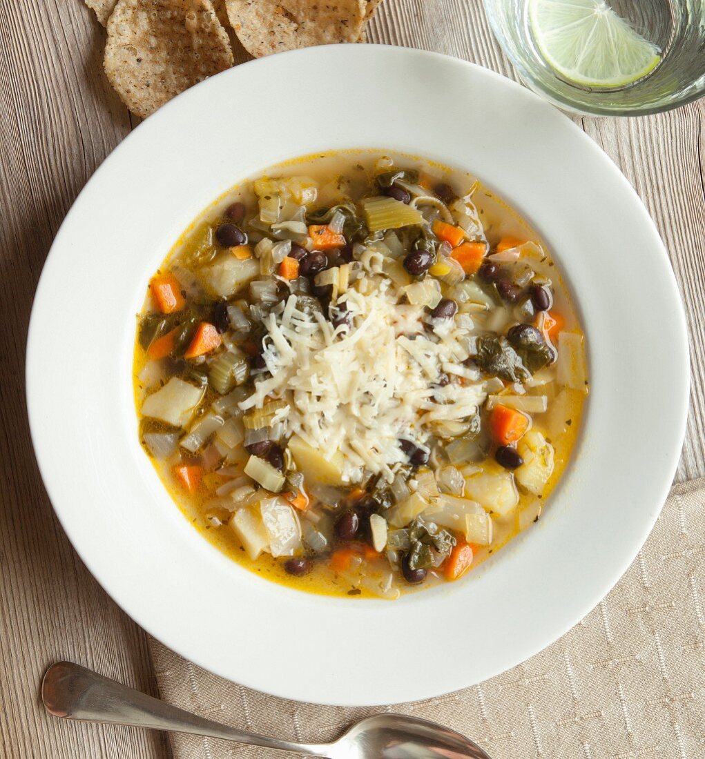 Gemüsesuppe mit schwarzen Bohnen und Käse