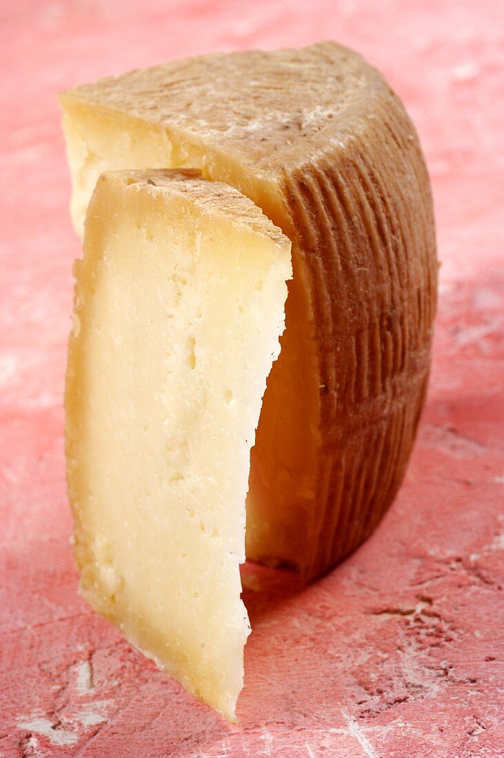 Canestrato di moliterno (Käse aus Schafs- und Ziegenmilch, Italien)