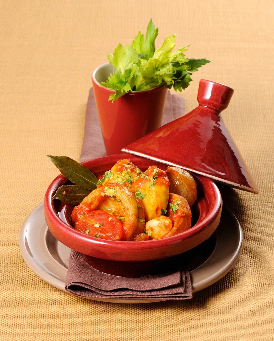 Geschmorte Artischockenböden mit Tomaten und Zwiebeln