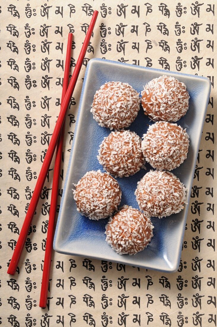 Coconut bites with grated coconut (Asia)