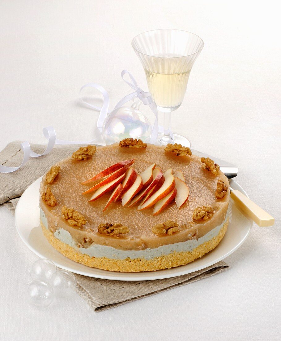 Pikanter Cheesecake mit Gorgonzola und Walnüssen