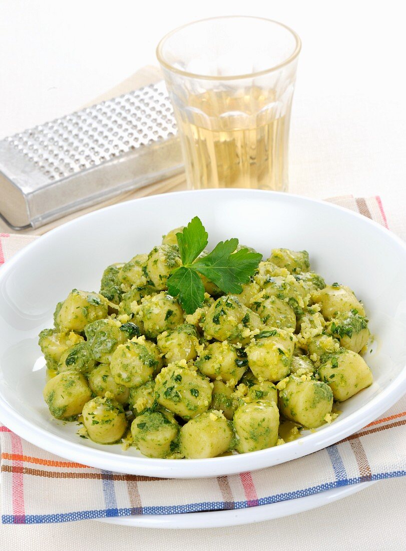 Gnocchetti con prezzemolo (mini gnocchi with parsley sauce, Italy)