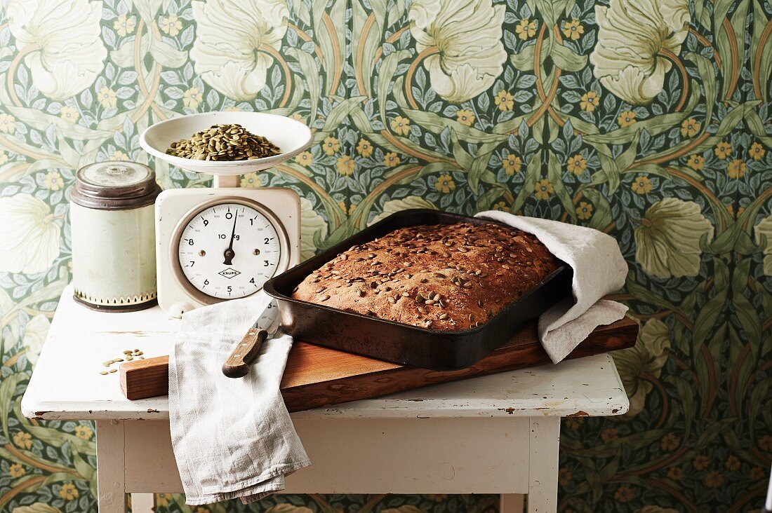 Selbstgebackenes Pastinakenbrot mit getrockneten Tomaten