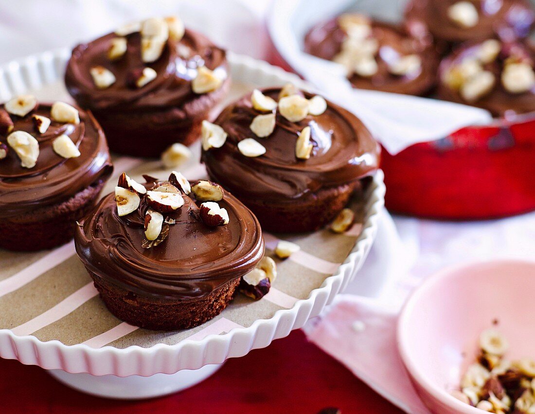 Schokoladen-Nuss-Cupcakes mit gehackten Haselnüssen