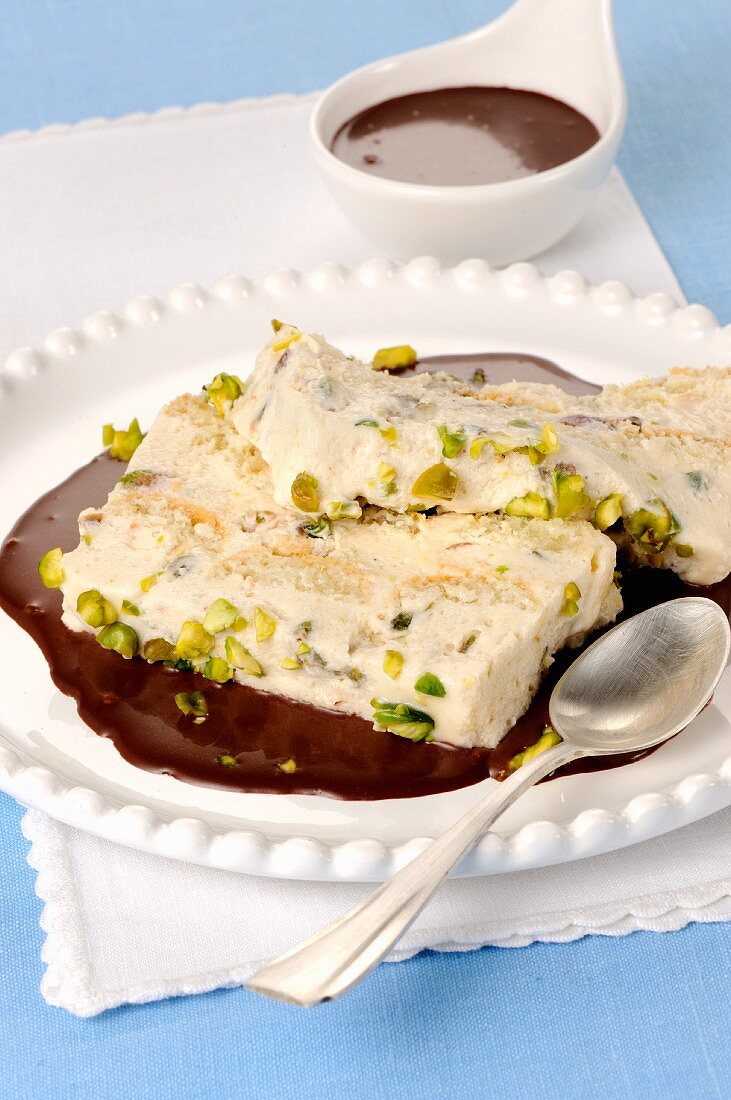 Semifreddo al torrone (Halbgefrorenes mit weißem Nougat, Italien)