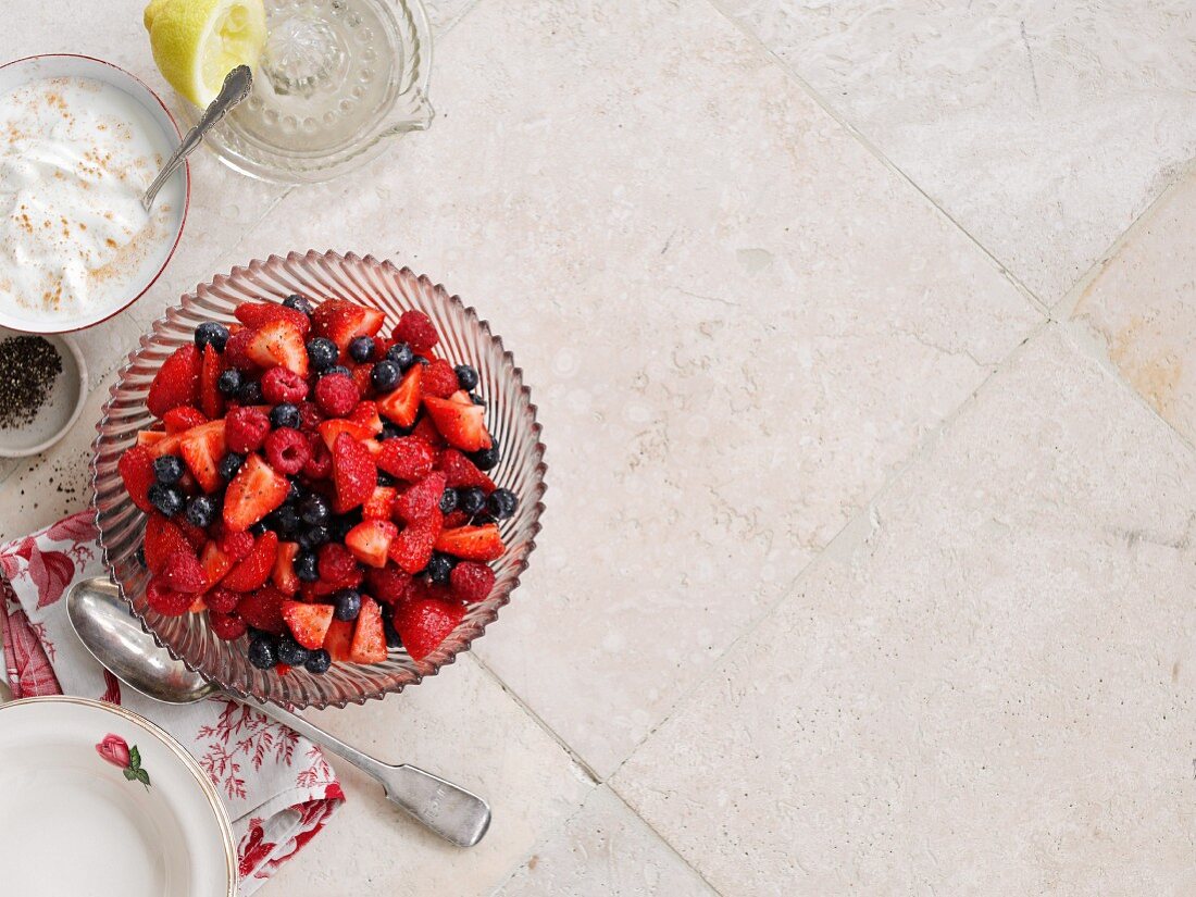 Spiced berries with cinnamon cream