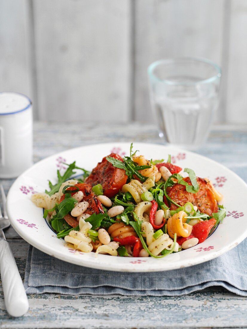 Nudelsalat mit Tomaten und gebratenem Knoblauch