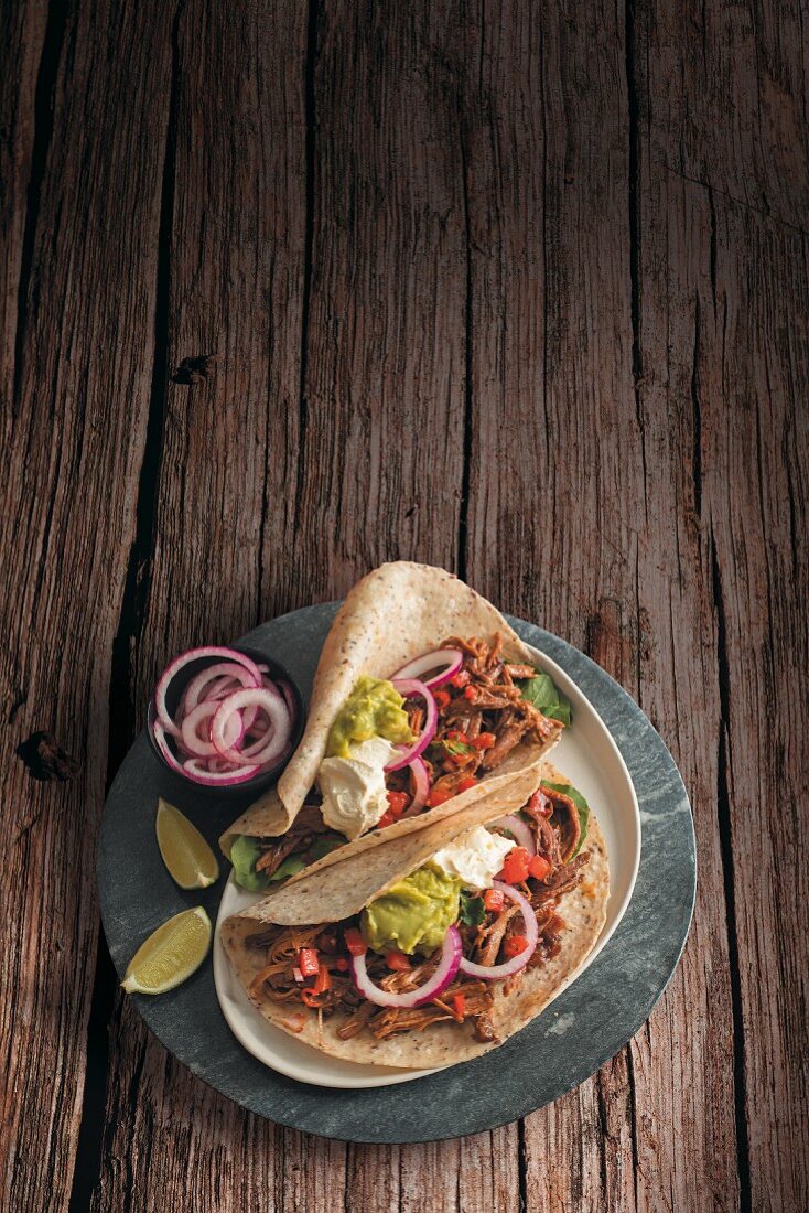 Tacos mit Beef Brisket, Salsa, roten Zwiebeln, Sauerrahm und Guacamole (Mexiko)