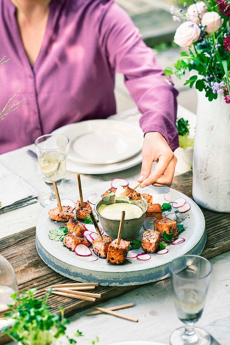 Würzige Lachswürfel mit Wasabi-Dip und marinierten Radieschen