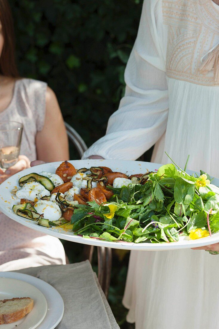 Summer salad with marinated mozzarella, apricots and courgette