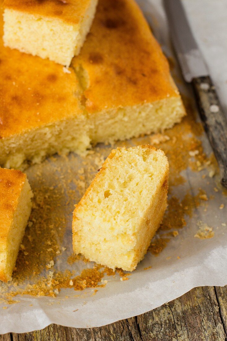 Griechischer Joghurtkuchen, angeschnitten