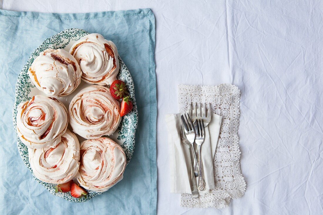 Baisers mit Erdbeer-Swirl und frischen Erdbeeren auf Servierplatte