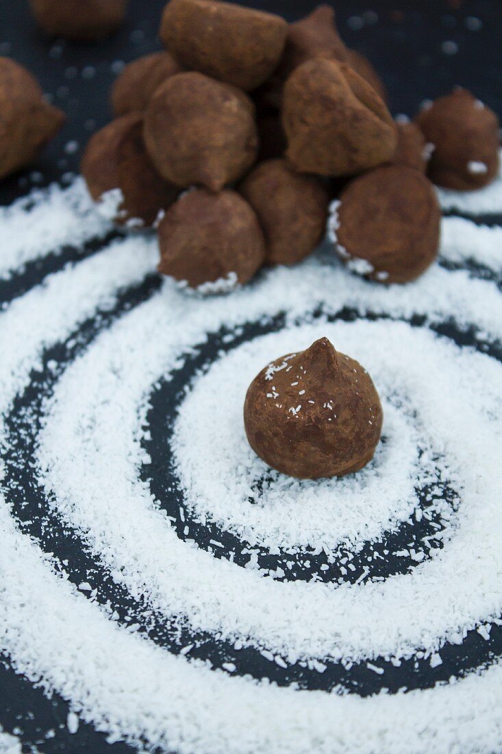 Schokoladentrüffel auf einem Strudel aus Kokosraspeln