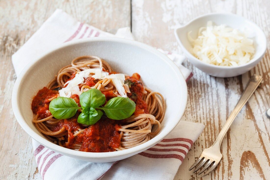Dinkelvollkorn-Spaghetti mit Tomatensauce, Parmesan und Basilikum