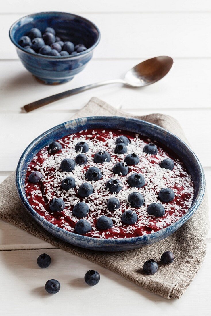 Smoothie-Bowl mit Heidelbeeren und Kokosflocken