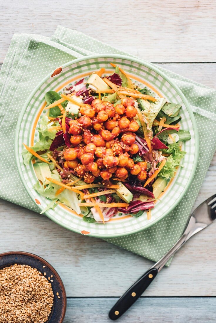 Gemischter Salat mit marinierten Kichererbsen