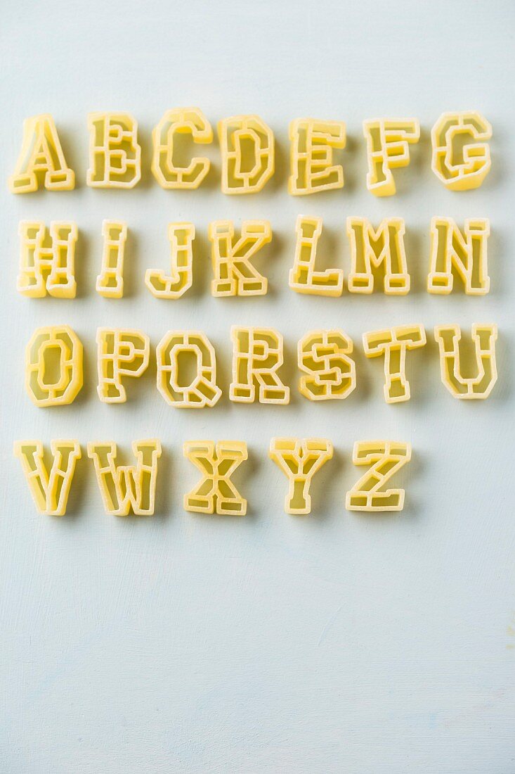 Das Alphabet aus Buchstabennudeln auf weißem Untergrund