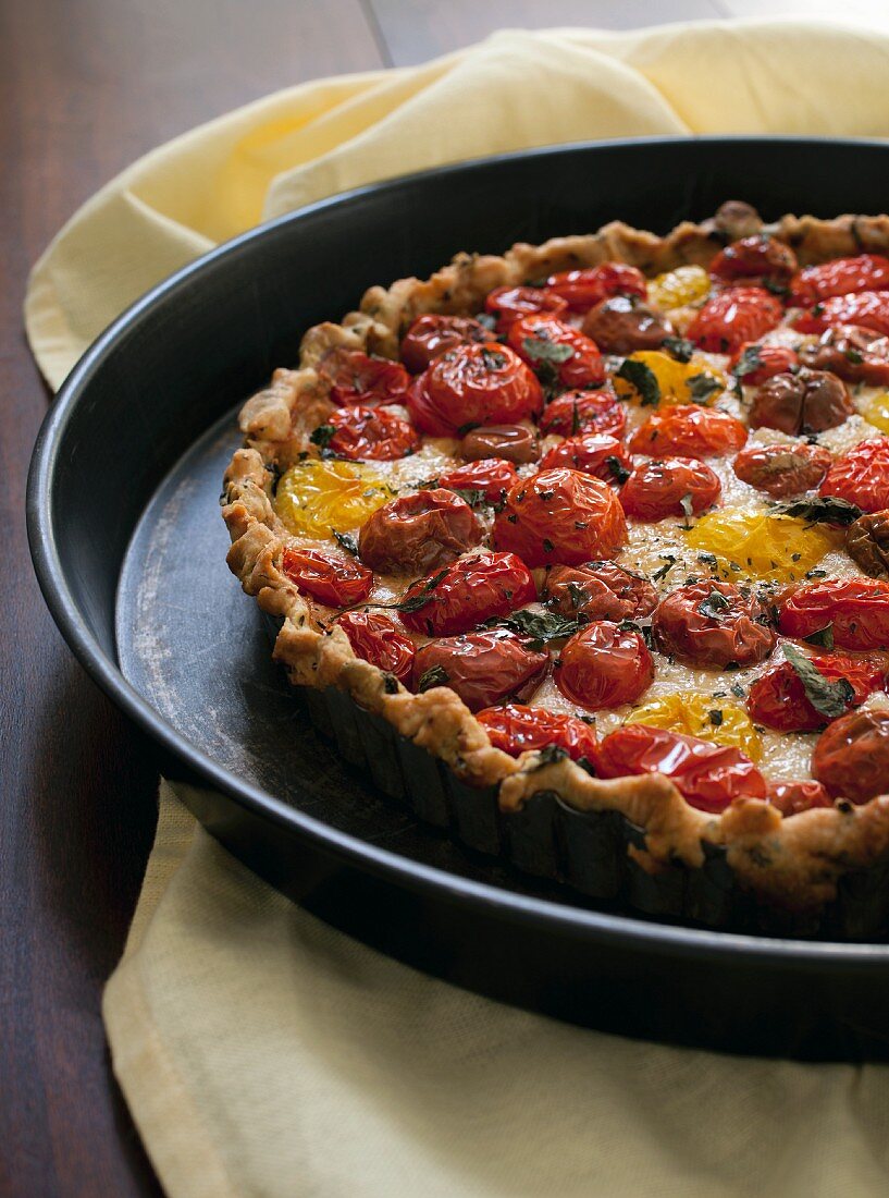 A tomato tart with red and yellow tomatoes