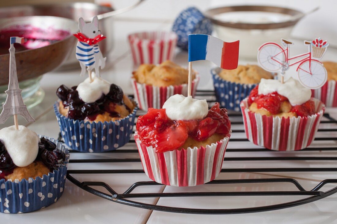 Cupcakes mit Erdbeer- und Heidelbeerkompott für den französischen Nationalfeiertag