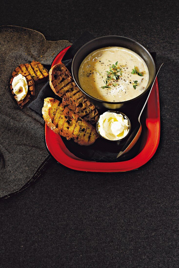 Pilzcremesuppe mit Grillbrot