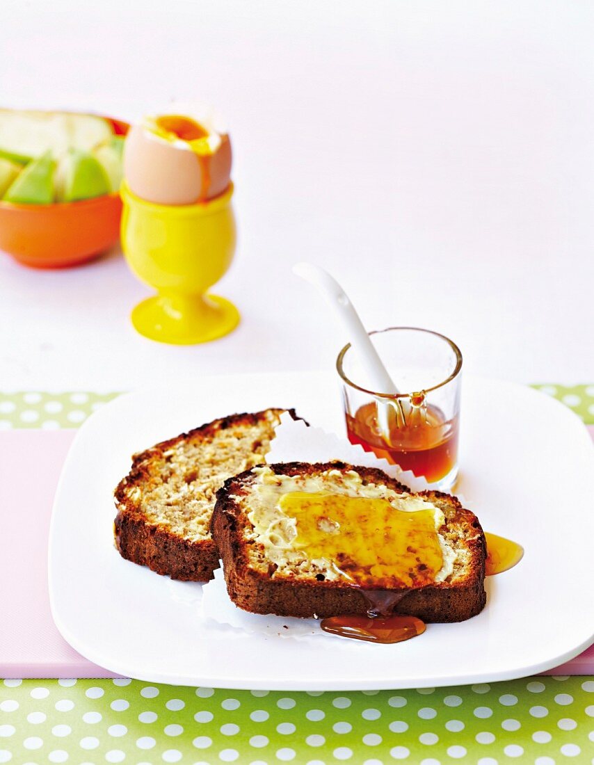 Hafer-Kokos-Bananenbrot mit Butter und Honig