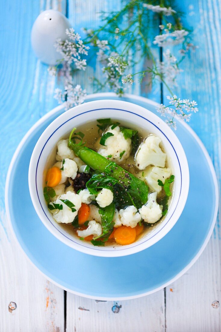 Blumenkohlsuppe mit Möhren und Zuckerschote