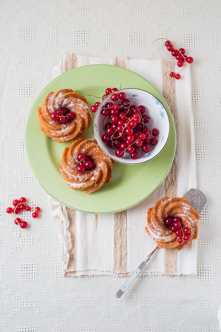 Mini-Kranzkuchen mit frischen roten Johannisbeeren (Aufsicht)