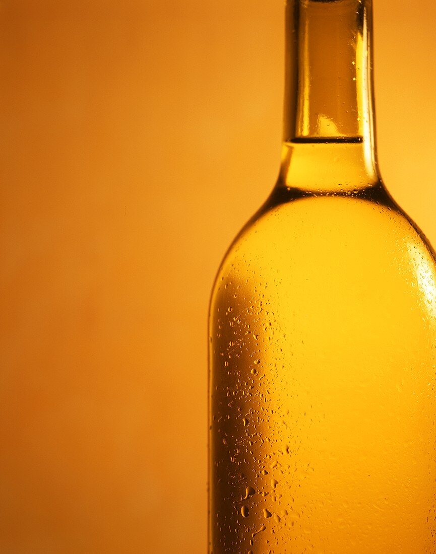 Ausschnitt einer gekühlten Weissweinflasche, ohne Etikett