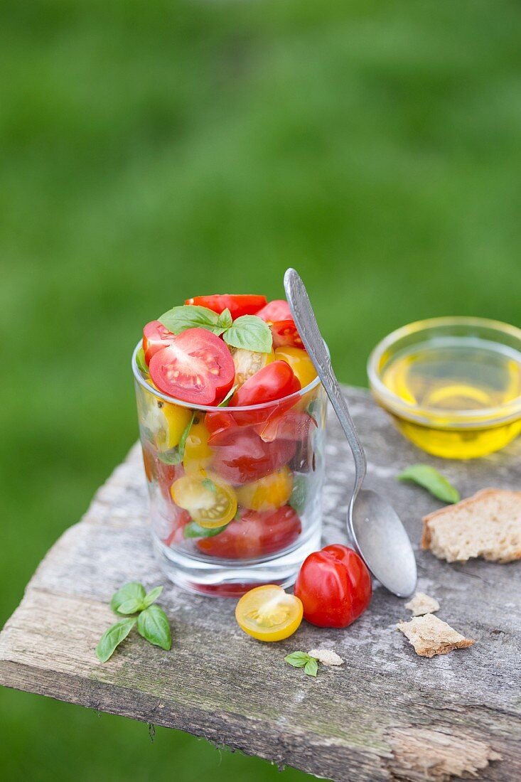 Tomaten-Basilikum-Salat in einem Glas