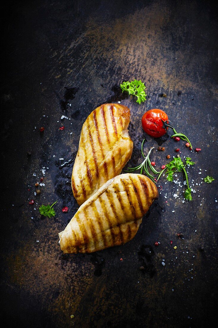 Zwei gegrillte Hähnchenfilets (Aufsicht)