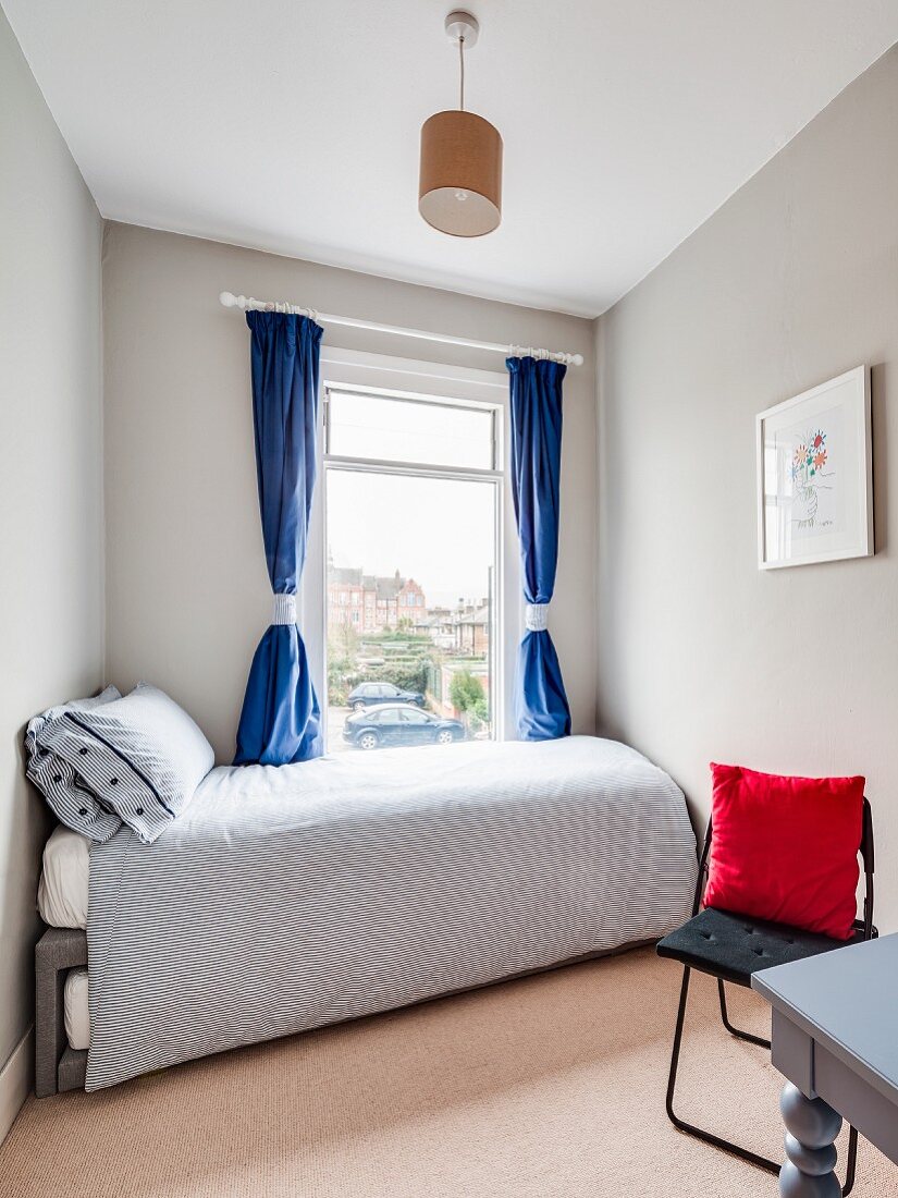 Bed with trundle bed in guest bedroom