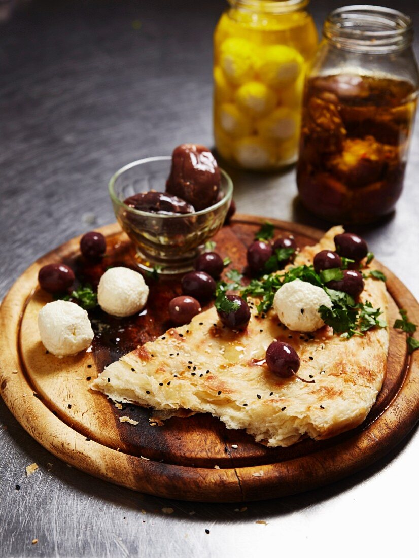Fladenbrot mit eingelegten Oliven und Käsekugeln