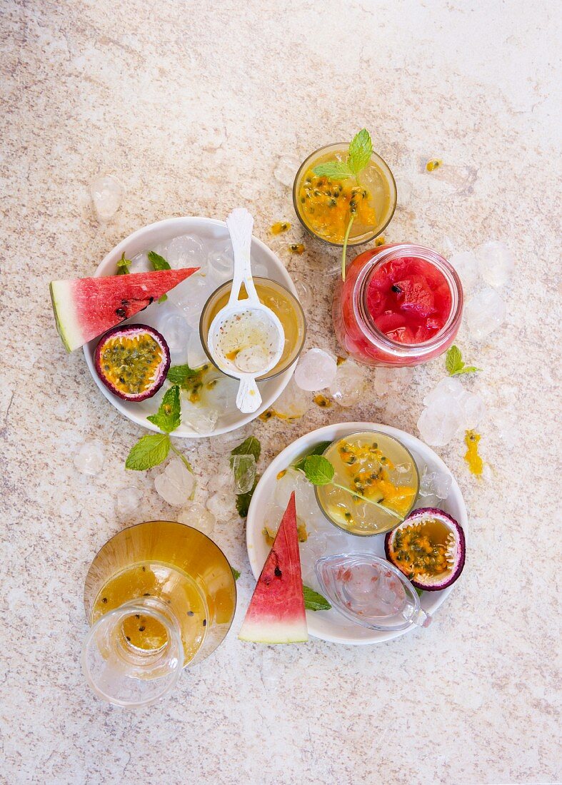 Passionsfrucht-Ingwer-Cocktail mit Gurke und Wassermelonen-Gin