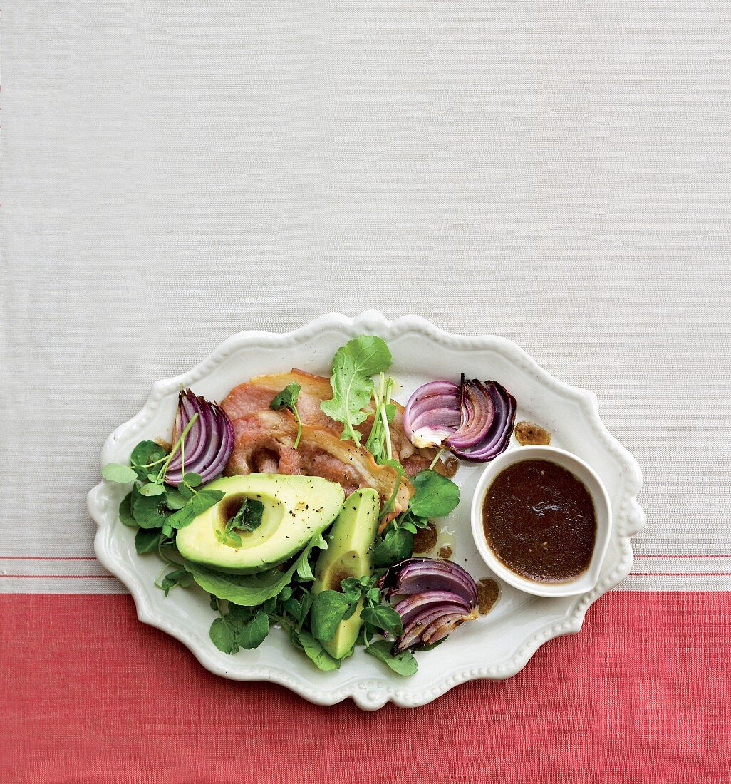 Avocadosalat mit gebratenen roten Zwiebeln, Bacon und Balsamico-Vinaigrette