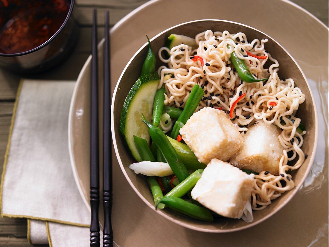 Scharfe Gemüse-Nudeln mit Tofu, vegetarisch