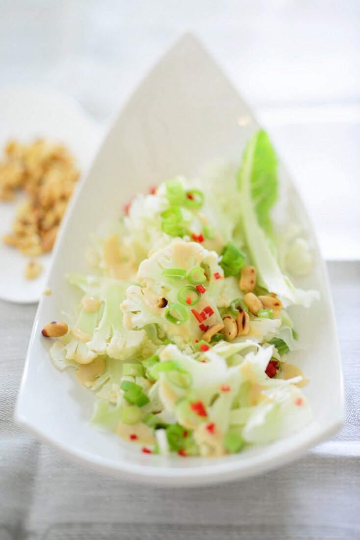 Blumenkohlsalat mit Frühlingszwiebeln und Pinienkernen