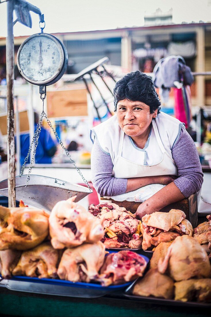 Peruanische Marktfrau verkauft Fleisch und Geflügel am San Camilo Markt (Mercado San Camilo) in Arequipa, Peru, Südamerika