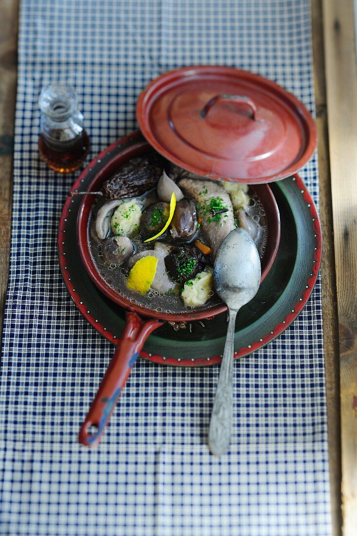 Rustikale Gänsekleinsuppe im Kochtopf