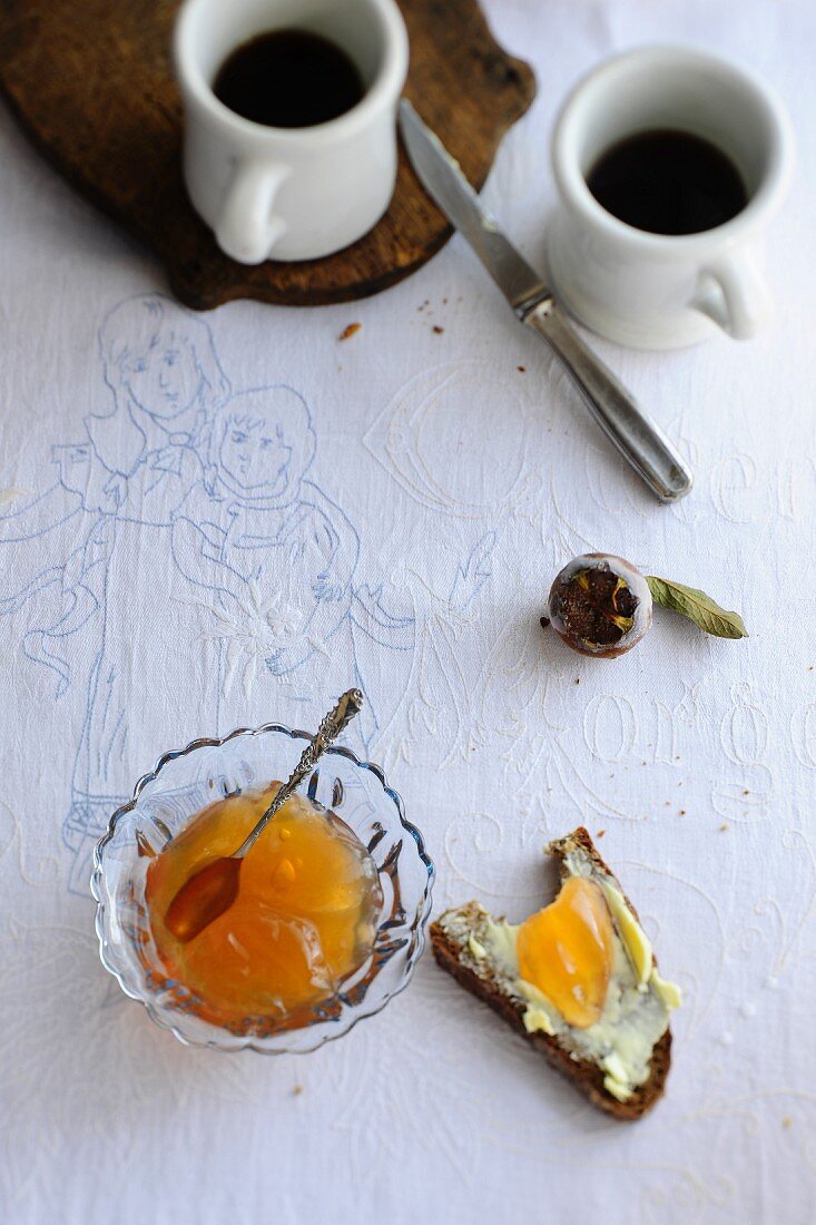 Medlar jelly in a glass bowl and on a slice of bread with butter