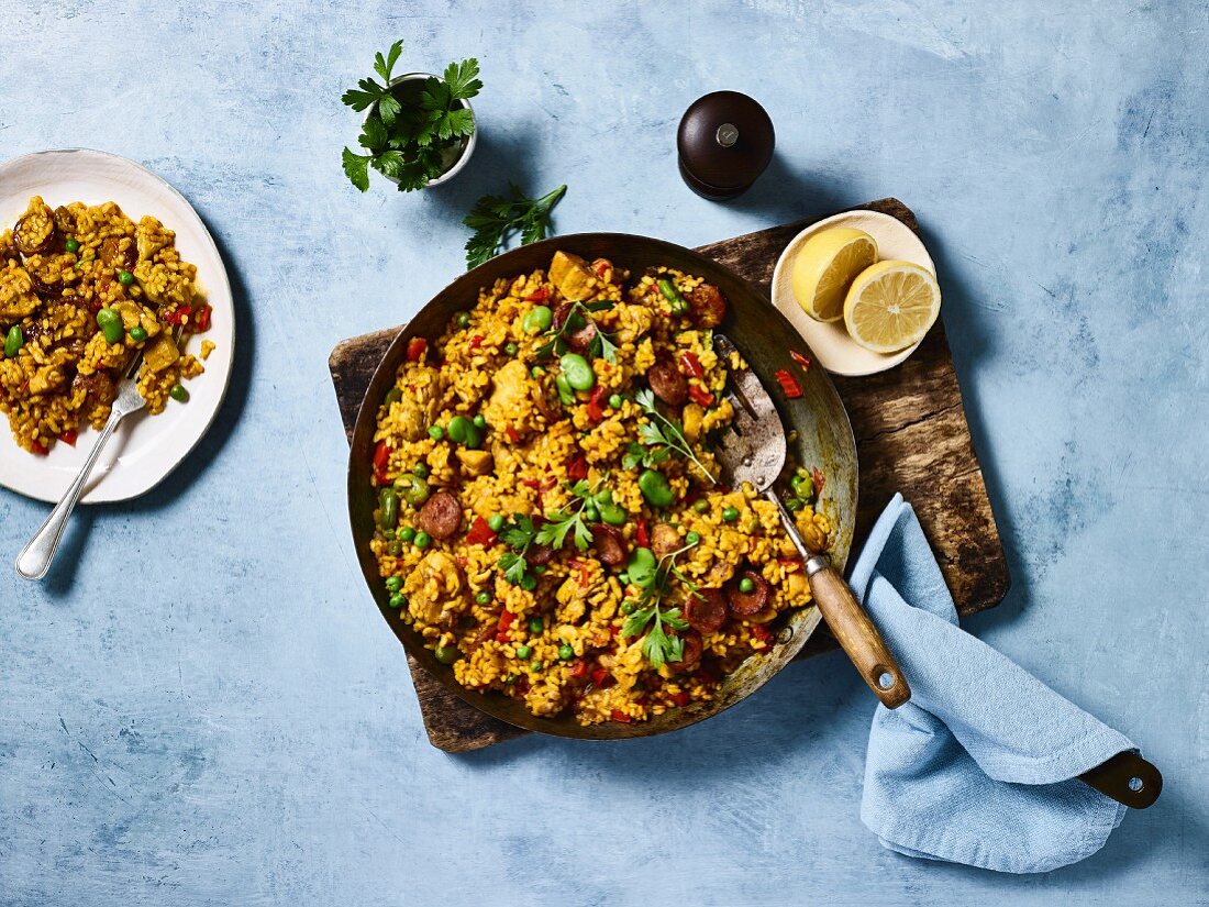 Paella mit Hähnchen und Chorizo