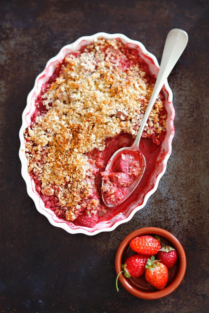 Strawberry crumble with oats and grated coconut