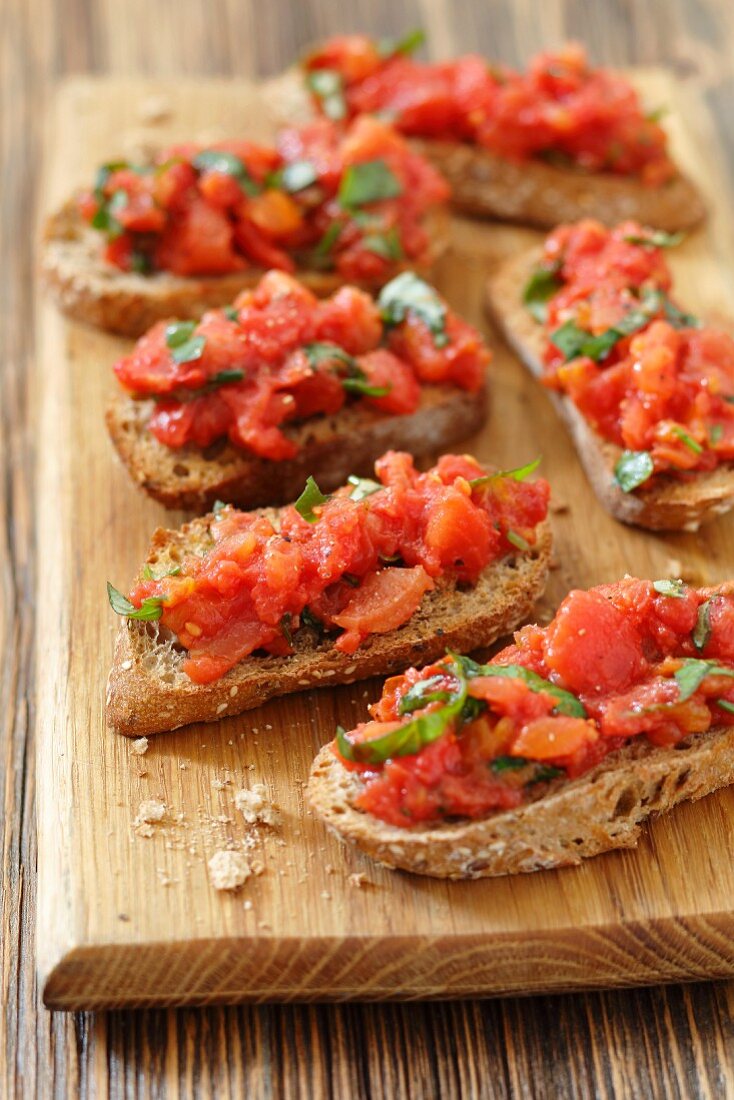 Bruschetta mit Tomaten und Basilikum