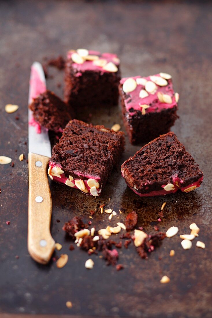 Rote-Bete-Brownies mit Rote-Bete-Zuckerglasur und Mandelflocken