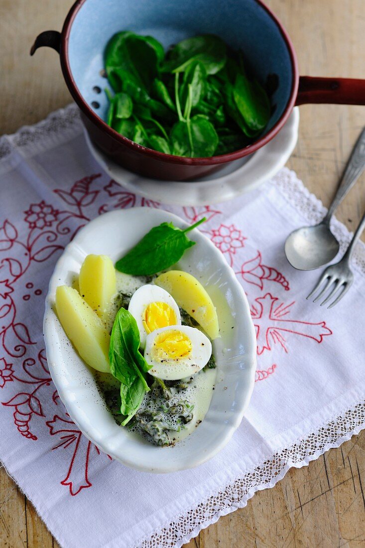 Sorrel with potatoes and egg