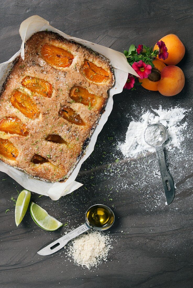 Olivenölkuchen mit Aprikosen und Limetten