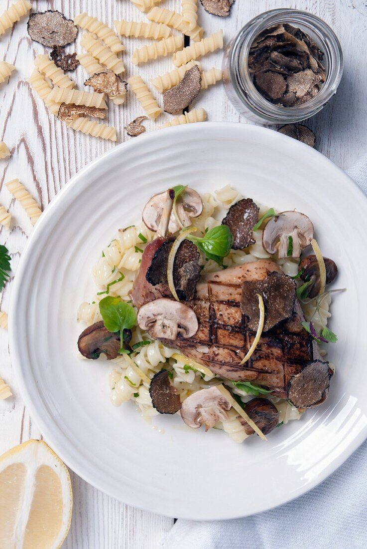 Nudelsalat mit gegrilltem Hasenfleisch, Champignons und Trüffeln