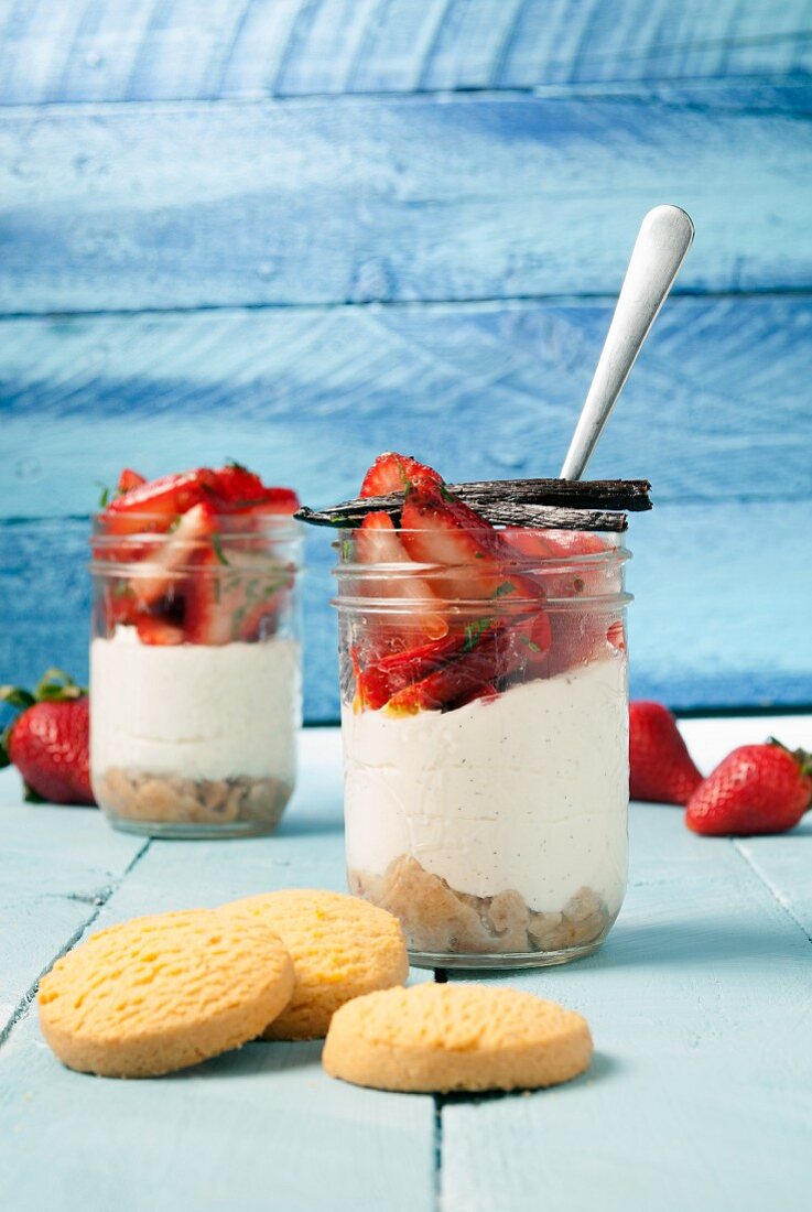 Sommerliches Schichtdessert mit Shortbread, Ricotta und Erdbeeren