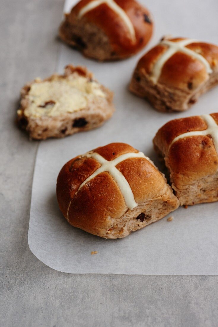 Hot Cross Buns (süsse Hefebrötchen, England)