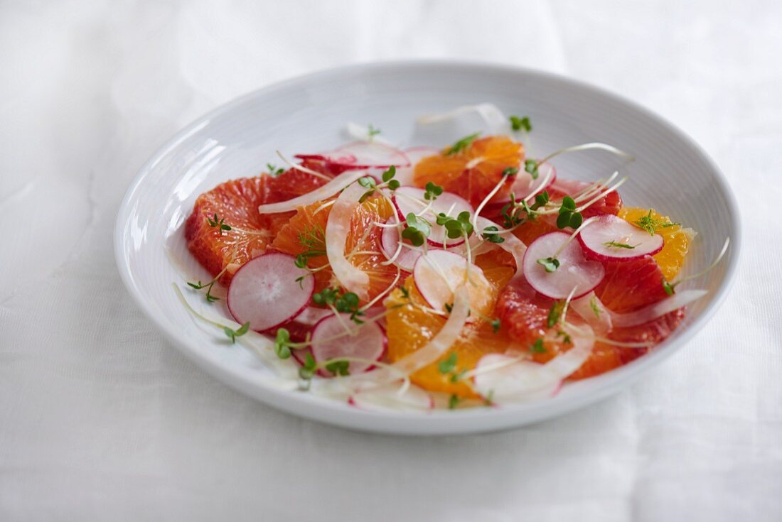 Spicy salad with oranges, blood oranges, radishes and cress