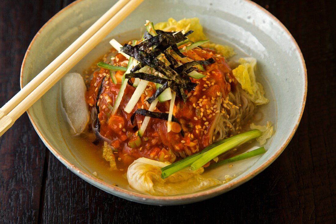 Dongchimi Maemil Guksu (Buchweizennudeln mit kalter Kimchi-Brühe, Südkorea)